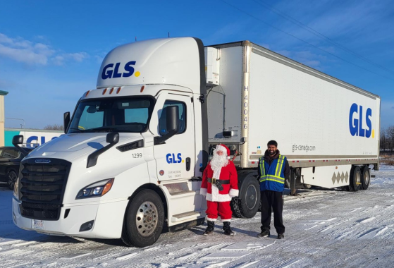 Santa Clause and GLS Employee in front of a GLS truck.
