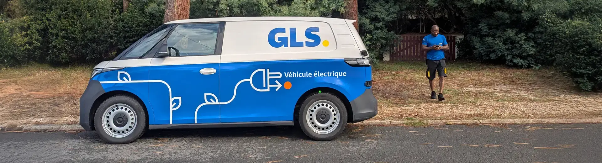 Un livreur GLS utilise un van électrique aux couleurs GLS Un livreur GLS utilise un van électrique aux couleurs GLS