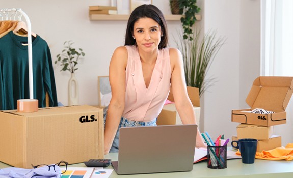 giovane commerciante con scatole GLS giovane commerciante con scatole GLS