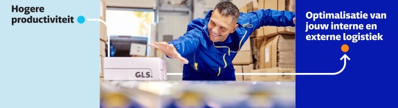 Vrolijke depotmedewerker pakt een pakje