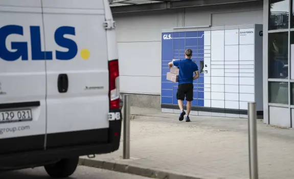 GLS kombi in kurir pred GLS Paketomatom